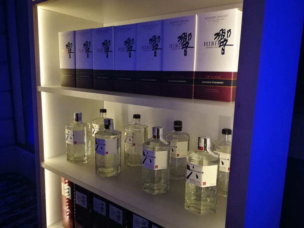 Display. Expositor The House Of Suntory.