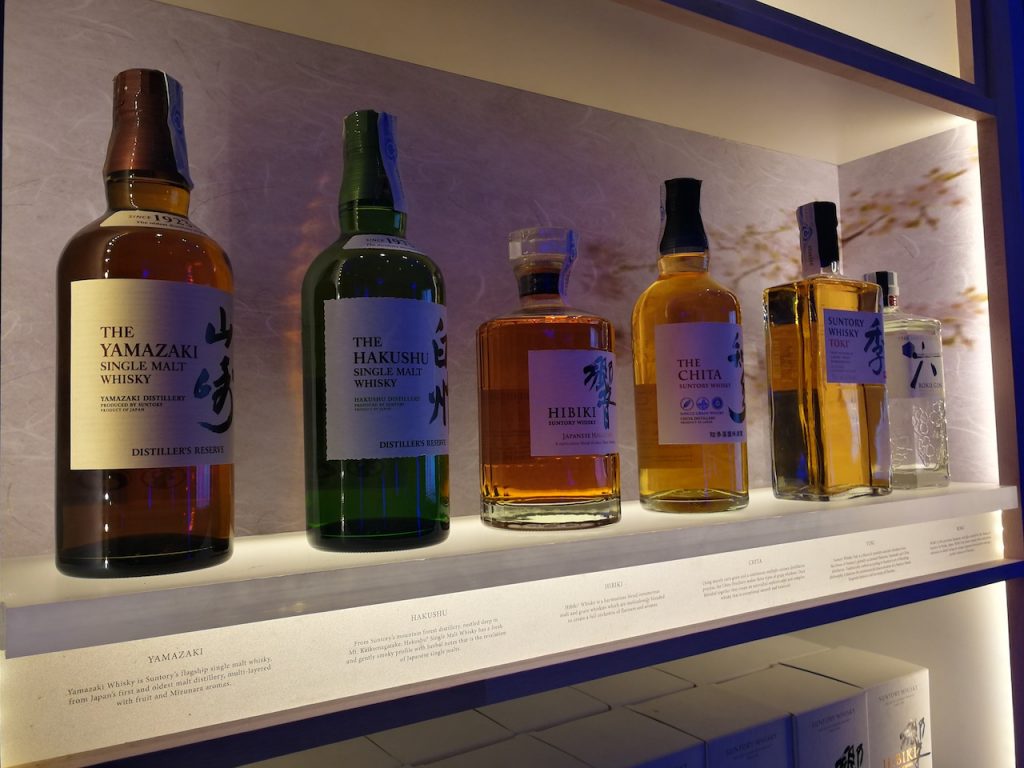 Display. Expositor The House Of Suntory.