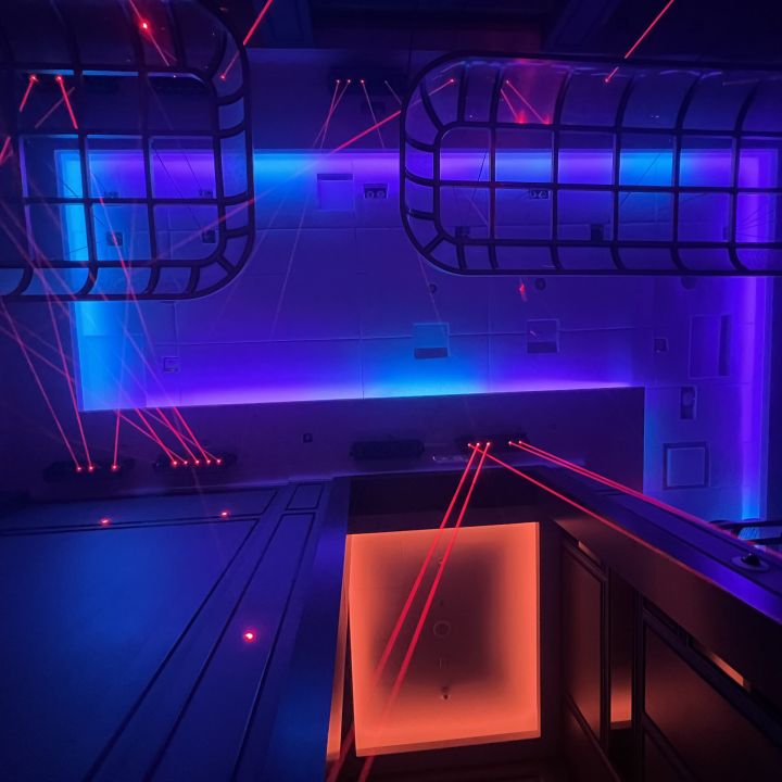 august dubai restaurant froch iluminacion 2